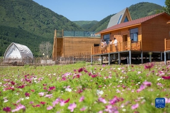 8月12日，游客在寧夏固原市涇源縣大灣鄉(xiāng)楊嶺村的民宿聊天。新華社記者 李旭倫 攝