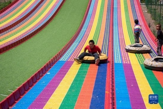 8月12日，小朋友在寧夏固原市涇源縣大灣鄉(xiāng)楊嶺村玩耍。新華社記者 李旭倫 攝