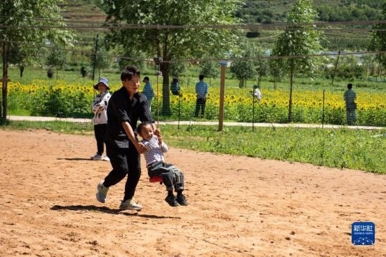 8月12日，游客在寧夏固原市涇源縣大灣鄉(xiāng)楊嶺村玩耍。新華社記者 李旭倫 攝