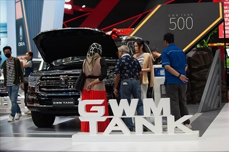 印尼消費(fèi)者參觀長城汽車的展臺。趙猛 攝