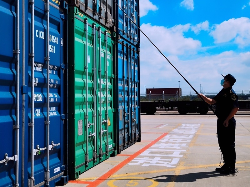 關(guān)員利用工業(yè)內(nèi)窺鏡檢查箱號、鎖號、封志情況。人民網(wǎng)記者 栗翹楚攝