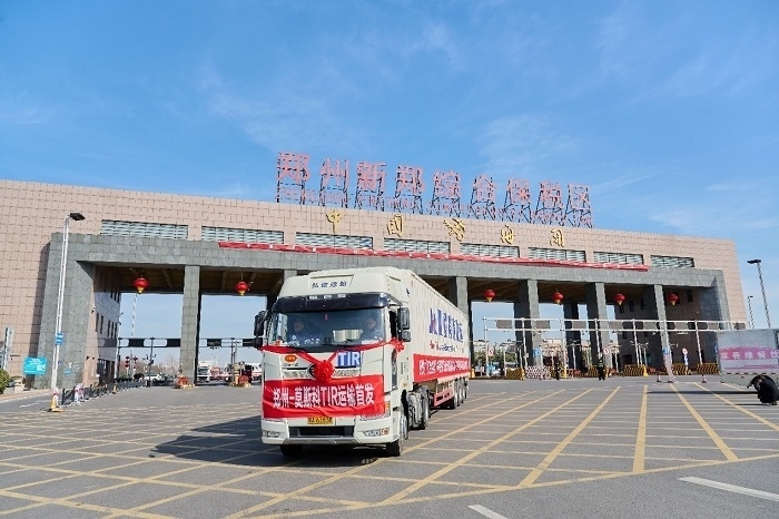 2023年2月20日，鄭州—莫斯科TIR運(yùn)輸首發(fā)車輛駛出鄭州新鄭綜合保稅區(qū)。新鄭海關(guān)供圖