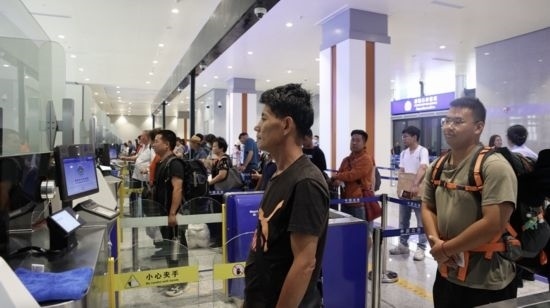 6月13日，乘坐中老鐵路國際旅客列車的旅客在磨憨邊檢大廳排隊候檢。李揚 攝