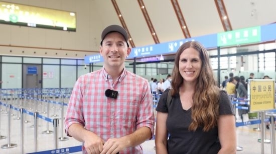 6月13日，來自美國的德拉古（Dragoo）夫婦將首次乘坐中老鐵路國際旅客列車從中國出境。李揚 攝