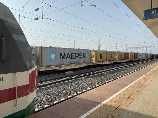 亞吉鐵路吉布提那噶德車站的貨運車廂。人民網(wǎng)記者 趙艷紅攝