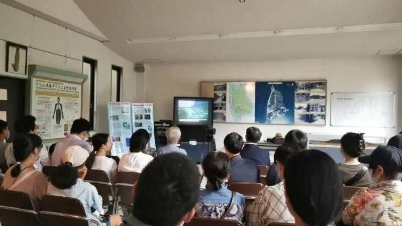 觀看日軍發(fā)動(dòng)毒氣戰(zhàn)的影像資料。中國駐大阪總領(lǐng)事館供圖