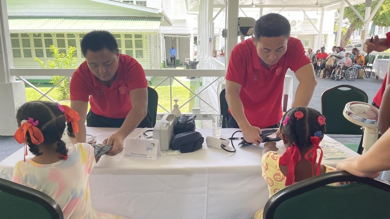 醫(yī)療隊員為福利院兒童進行檢查。第18期援圭亞那醫(yī)療隊供圖