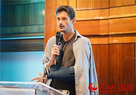 萊昂·麥卡倫分享張家界故事。人民網(wǎng) 郭錦標攝