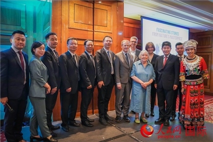 張家界文化旅游推介會部分嘉賓合影。人民網(wǎng) 郭錦標攝