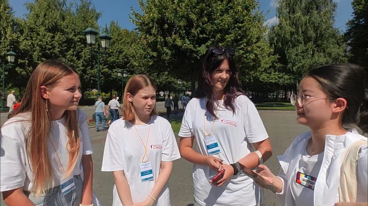 調(diào)研團在街頭采訪。北京外國語大學供圖