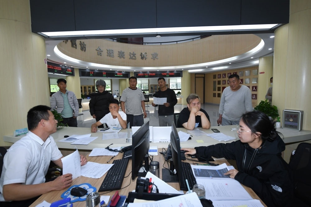 浙江省安吉縣社會(huì)治理中心工作人員在處理群眾信訪訴求（5月8日攝）。新華社記者 翁忻旸 攝