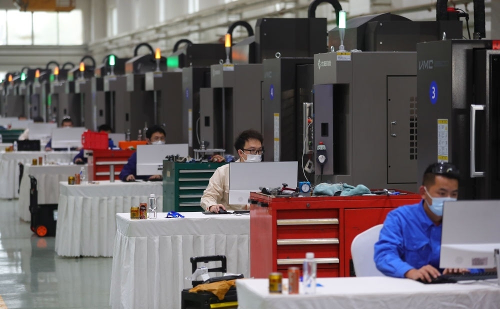 參賽選手在在2022“一帶一路”暨金磚國(guó)家技能發(fā)展與技術(shù)創(chuàng)新之“通用技術(shù)杯”數(shù)控多軸加工大賽中比拼（2022年11月10日攝）。新華社記者 楊青 攝