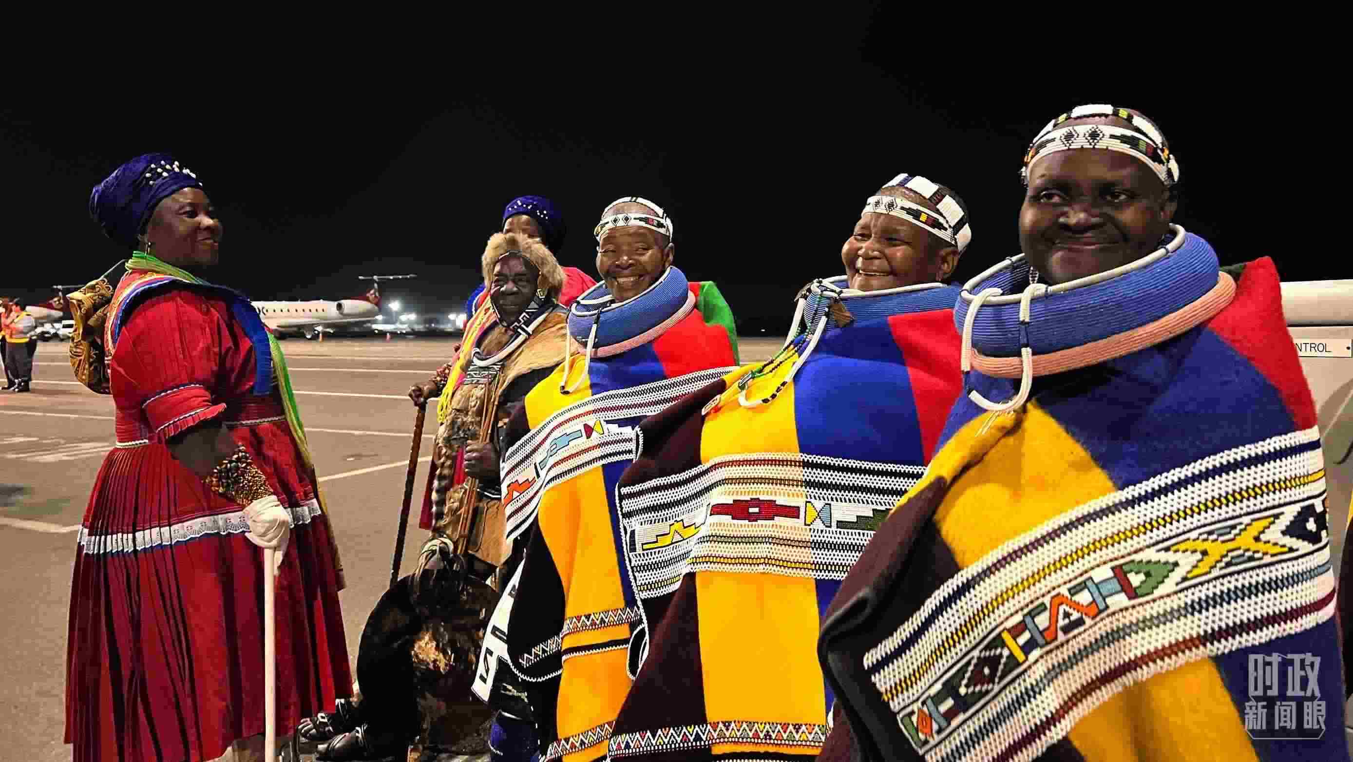 △身穿民族服裝的當(dāng)?shù)孛癖?。（總臺(tái)央視記者程鋮拍攝）