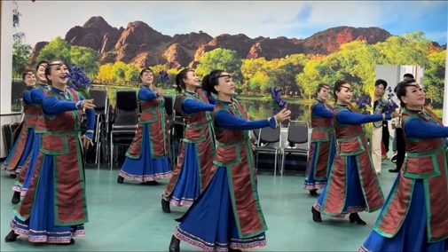 臨潢家園社區(qū)居民在烏蘭牧騎排練廳編排舞蹈。人民網(wǎng)記者 金洪花攝