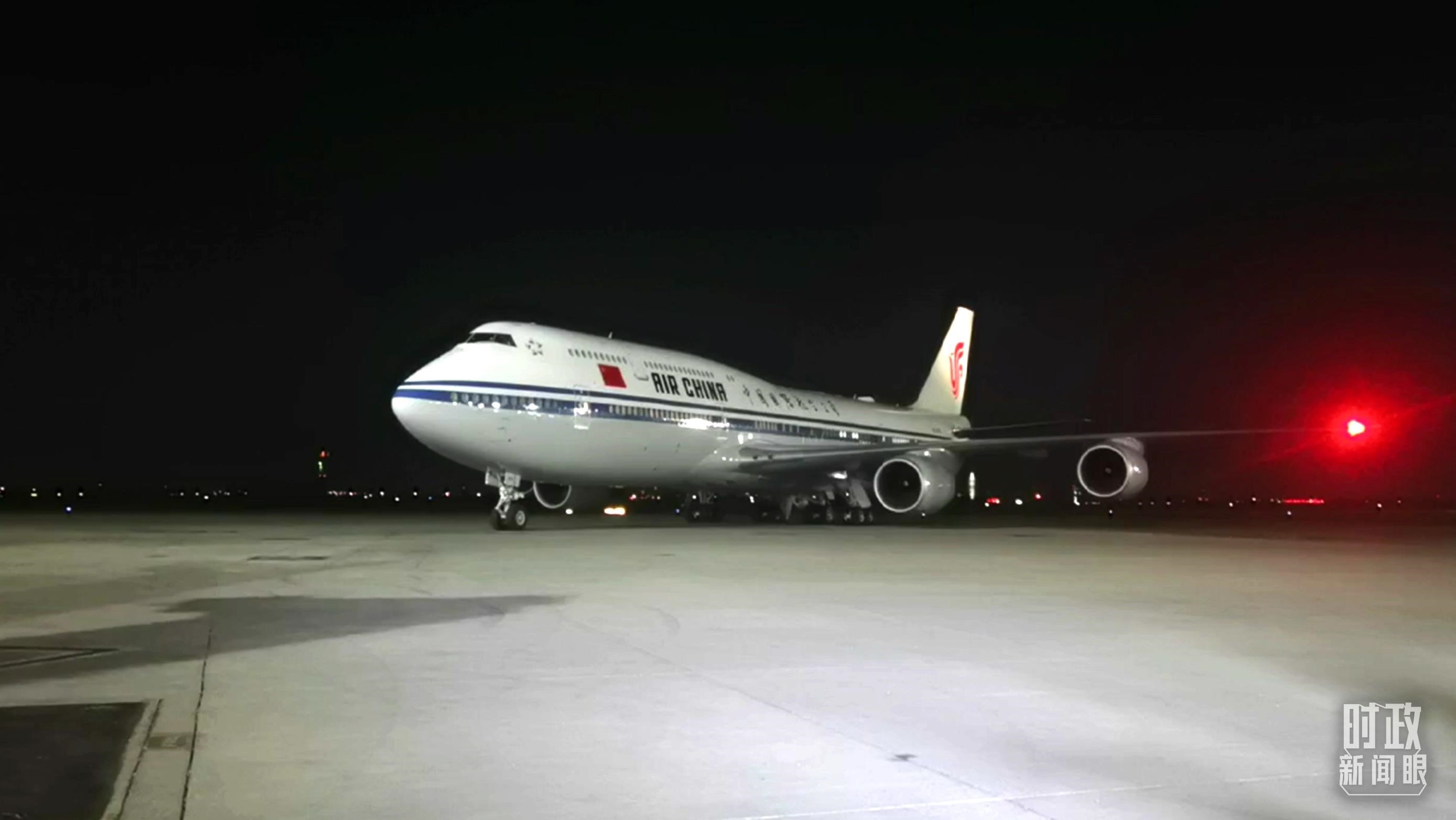 △這是習(xí)近平乘坐的專(zhuān)機(jī)。（總臺(tái)央視記者鐘銳拍攝）