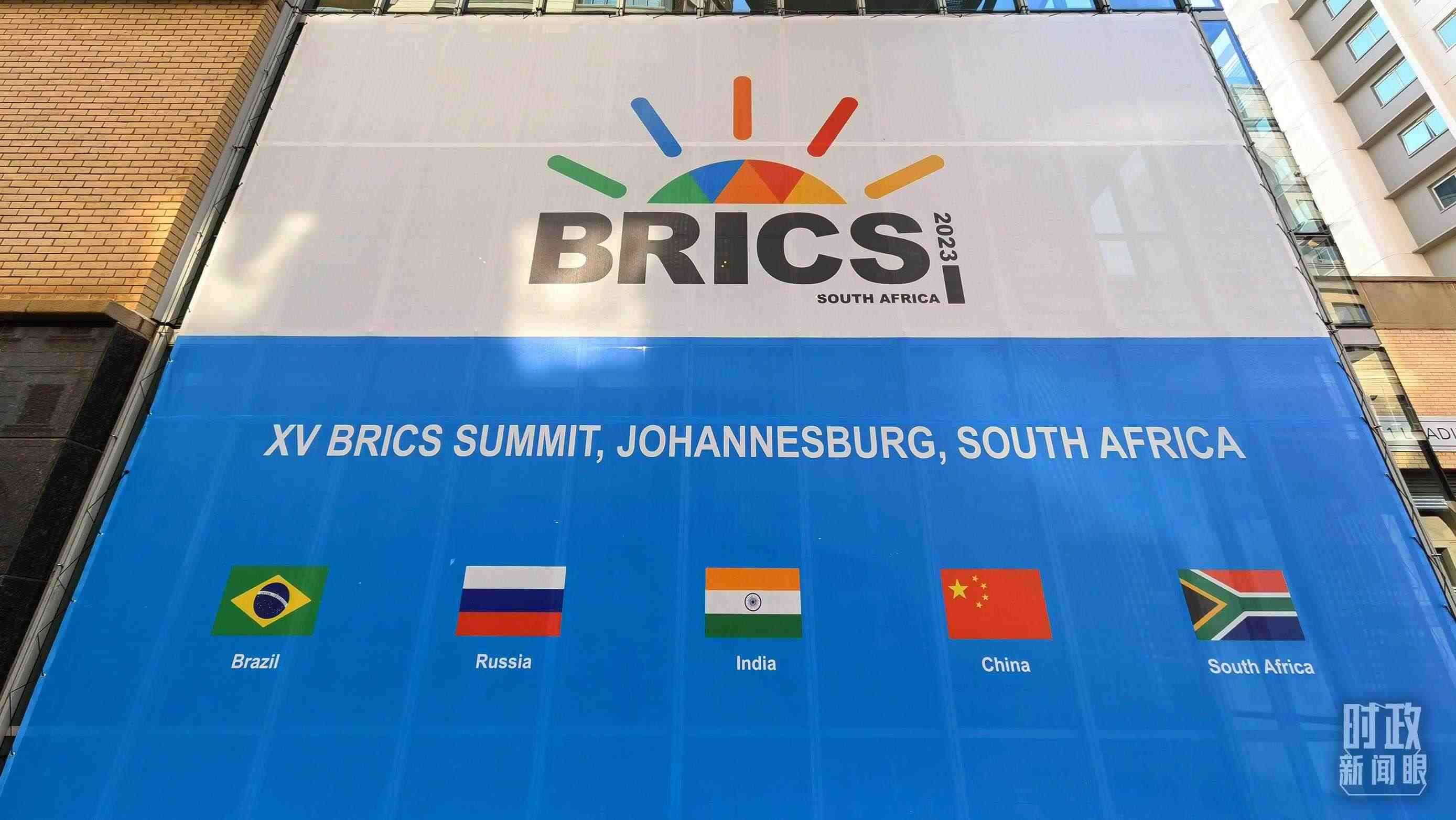 △約翰內(nèi)斯堡，金磚峰會(huì)海報(bào)。（總臺(tái)央視記者韓銳拍攝）