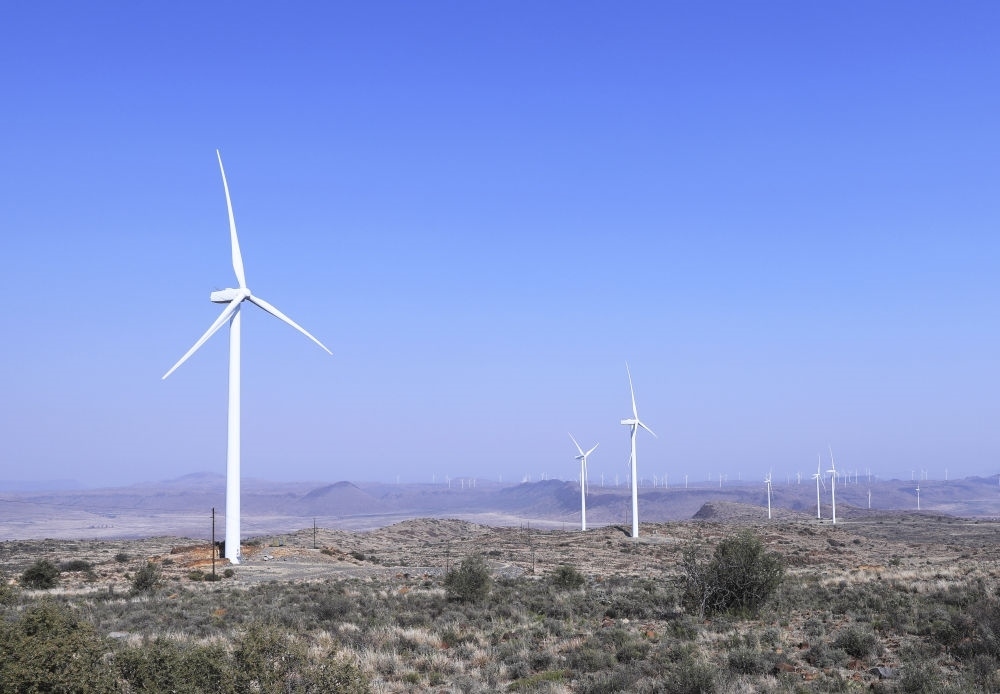 這是在南非北開普省德阿鎮(zhèn)拍攝的德阿風(fēng)電項目風(fēng)機(jī)（2023年8月10日攝）。由中國龍源電力集團(tuán)南非公司運營的德阿風(fēng)電項目每年發(fā)電量超過7.5億千瓦時，相當(dāng)于節(jié)約20多萬噸標(biāo)準(zhǔn)煤，減排二氧化碳約70萬噸。