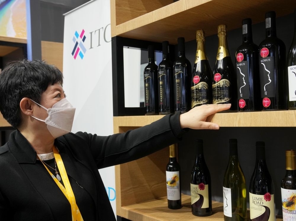 這是在中國上海舉行的第五屆進(jìn)博會上拍攝的來自南非的葡萄酒（2022年11月7日攝）。