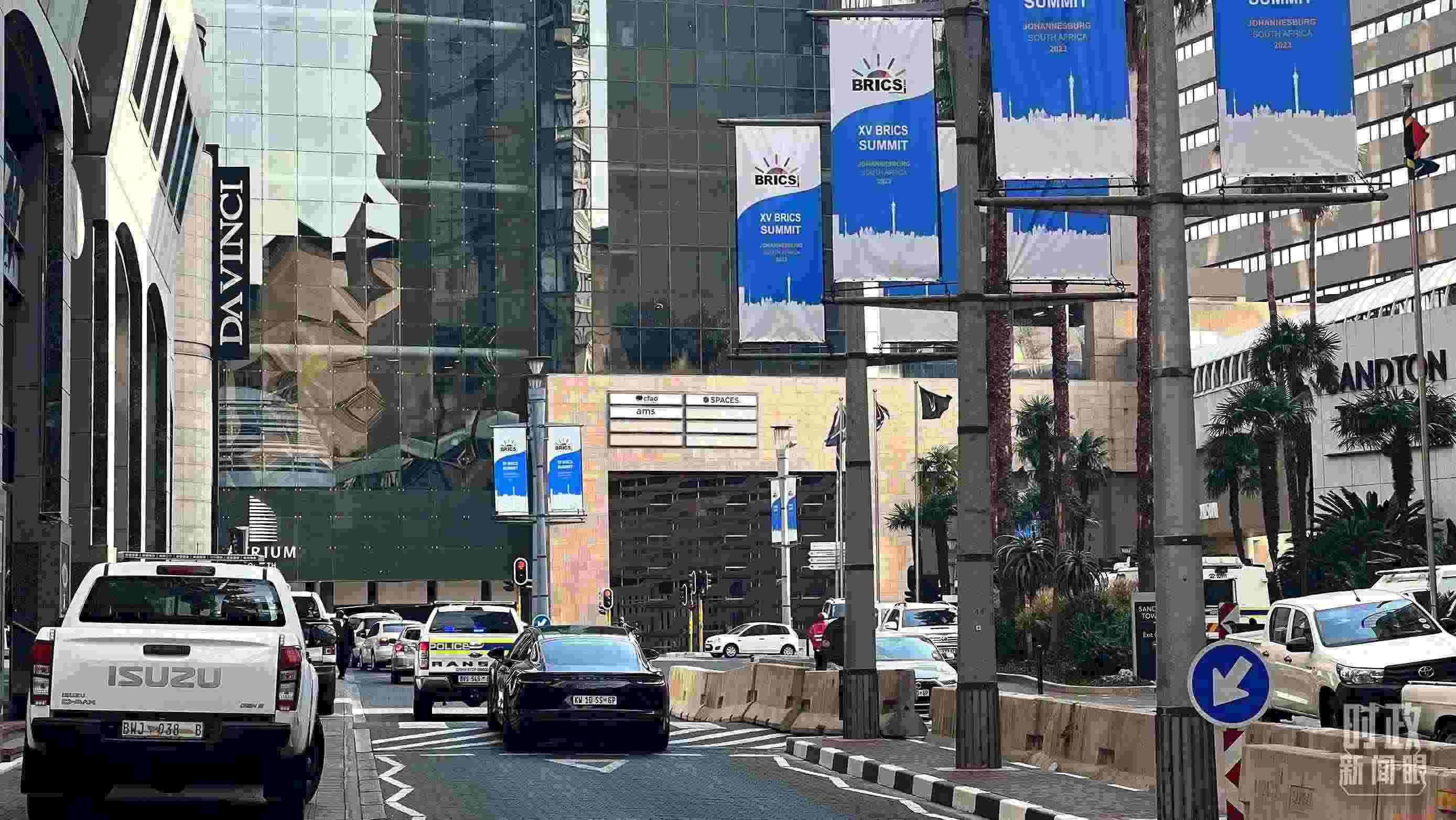 △約翰內(nèi)斯堡街頭的金磚元素。（總臺(tái)央視記者程鋮拍攝）