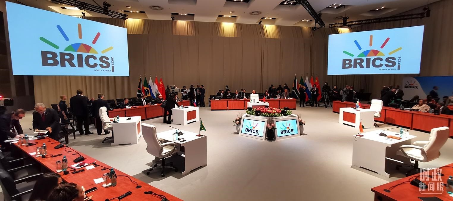 △23日上午，金磚國(guó)家領(lǐng)導(dǎo)人第十五次會(huì)晤在這里舉行。這是會(huì)晤開(kāi)始前的場(chǎng)景。（總臺(tái)央視記者李錚拍攝）