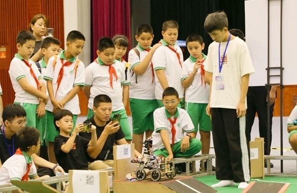 青少年學(xué)生現(xiàn)場(chǎng)觀看比賽。北京工商大學(xué)供圖