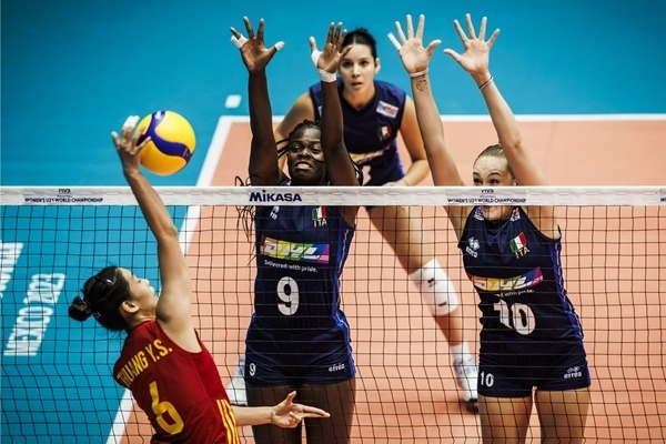 中國隊球員莊宇珊(左)在比賽中。圖片來源：國際排聯(lián)