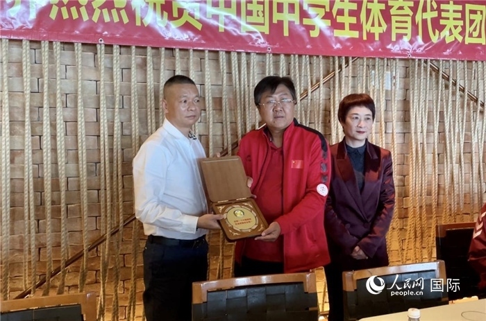 巴西中國和平統(tǒng)一促進(jìn)會(huì)會(huì)長王俊曉向中國中學(xué)生體育代表團(tuán)團(tuán)長劉立新贈(zèng)送紀(jì)念品。人民網(wǎng)記者 宋亦然攝