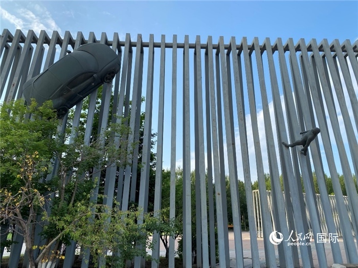 長春國際汽車公園中的立體雕塑。人民網(wǎng) 宋歌攝