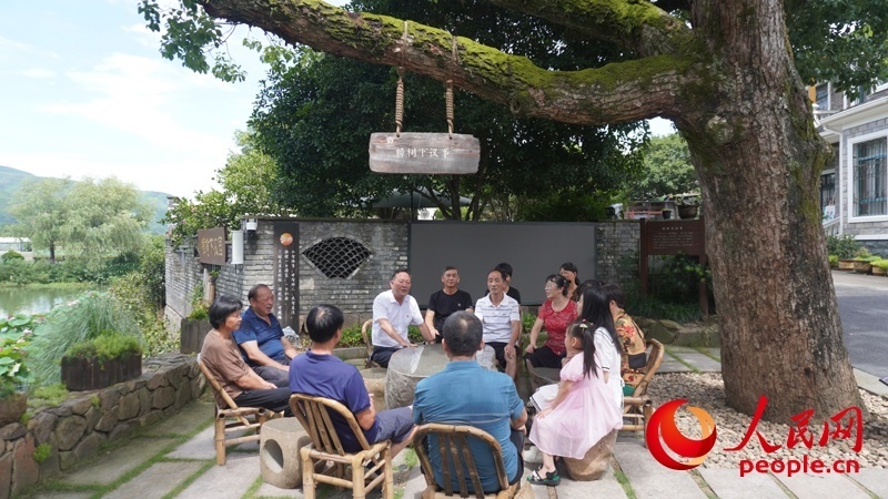 余杭區(qū)徑山鎮(zhèn)小古城村村民在“樟樹下議事”。人民網(wǎng)肖聰聰攝