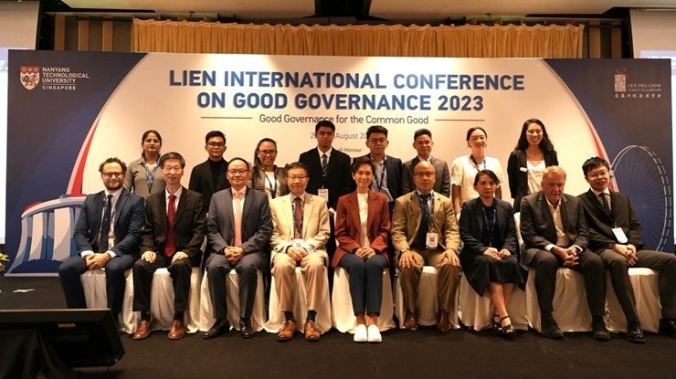 與會嘉賓和新書的編者及章節(jié)作者合影。新加坡南洋理工大學供圖