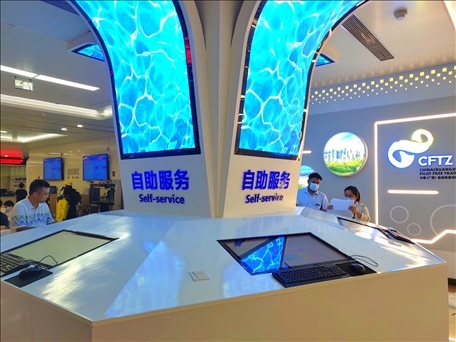 市民在中國（廣西）自由貿(mào)易區(qū)南寧片區(qū)綜合服務(wù)大廳辦理業(yè)務(wù)。人民網(wǎng) 付華周攝