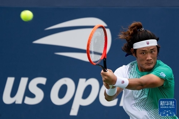 張之臻在比賽中回球。新華社記者 劉杰 攝