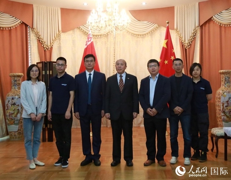 謝小用大使與人民網(wǎng)記者合影。