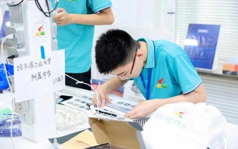 △今年7月，“逐夢(mèng)蒼穹”科技主題教育活動(dòng)在北京市八一學(xué)校舉辦。來(lái)自全國(guó)各地的百余名師生，在動(dòng)手實(shí)踐中學(xué)習(xí)航天知識(shí)、提高創(chuàng)新能力。