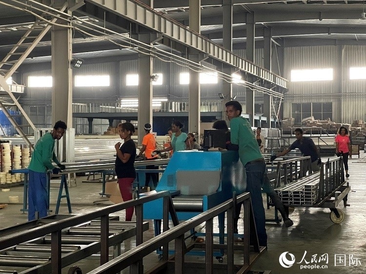 東方工業(yè)園華嘉鋁業(yè)生產(chǎn)車間。人民網(wǎng)記者 趙艷紅攝