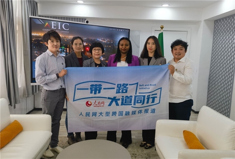 埃塞俄比亞投資委主任萊利斯（右三）、萬巧云（左二）與人民網(wǎng)記者合影。