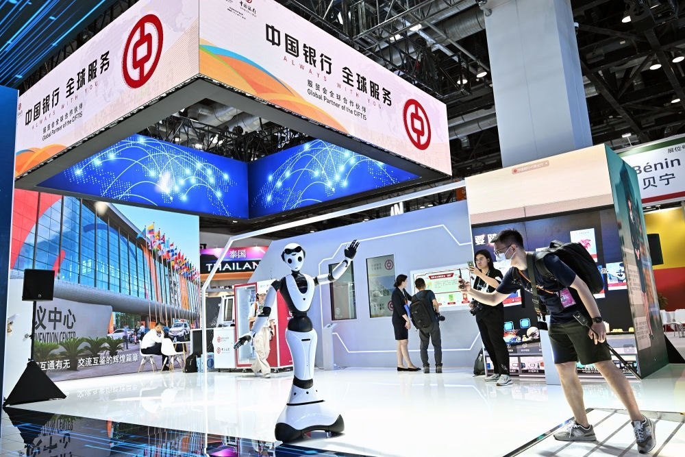 9月1日，媒體記者在國家會議中心中國銀行展臺拍攝一款迎賓接待機(jī)器人。新華社記者 李鑫 攝