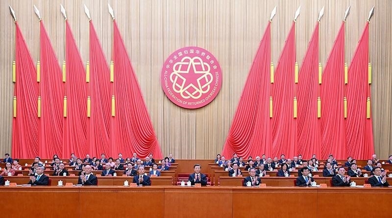 2023年8月31日，第十一次全國(guó)歸僑僑眷代表大會(huì)在北京人民大會(huì)堂開(kāi)幕。習(xí)近平等黨和國(guó)家領(lǐng)導(dǎo)人到會(huì)祝賀