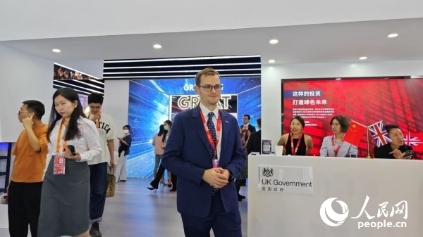 9月2日，英國館館長、英國商業(yè)貿(mào)易部市場推廣主管康鵬接受人民網(wǎng)記者采訪。人民網(wǎng)記者 趙雯博攝
