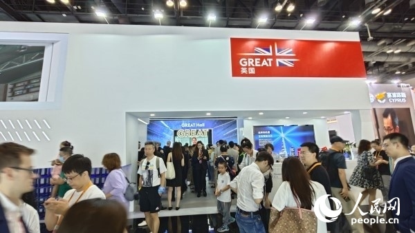 9月3日，英國館吸引參展觀眾駐足。人民網(wǎng)記者 趙雯博攝