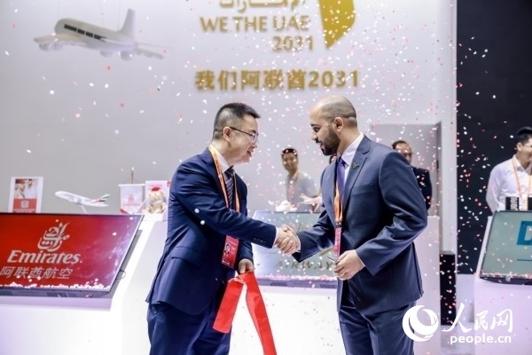 9月3日，阿聯(lián)酋駐華大使館臨時代辦、副館長哈利德·沙赫參贊與中國貿(mào)促會聯(lián)絡(luò)部二級巡視員楊曉軍揭幕阿聯(lián)酋國家館。圖片由阿聯(lián)酋駐華大使館提供