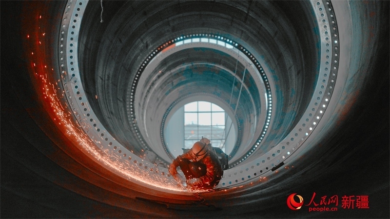 中國水利水電四局（塔城）裝備制造基地，工人們正在開展作業(yè)。 人民網(wǎng) 李欣洋攝