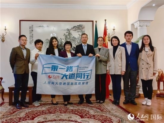 胡長春大使、駐非盟使團(tuán)工作人員與人民網(wǎng)記者合影。