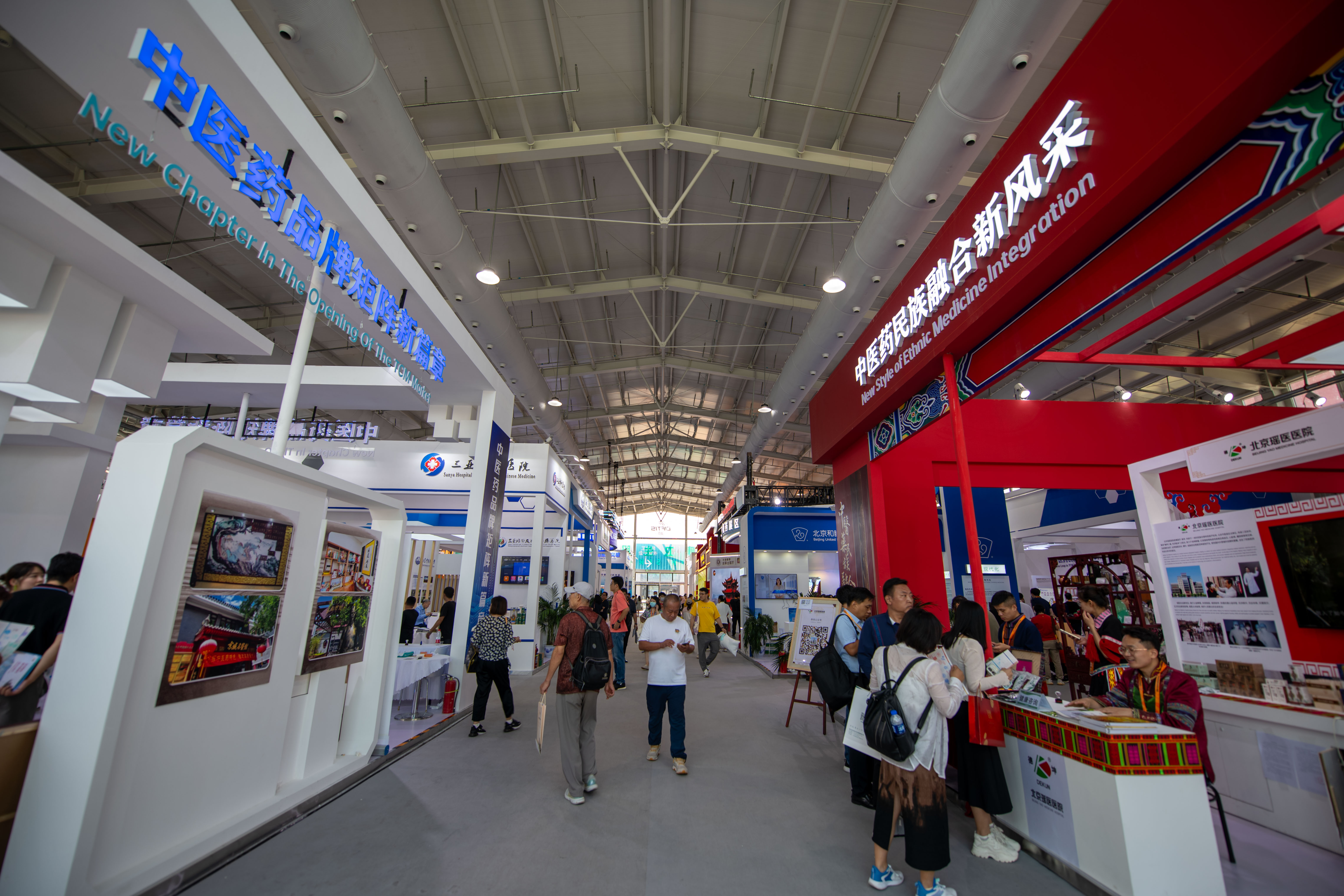 在位于首鋼園的健康衛(wèi)生服務(wù)展區(qū)，觀眾正在參觀。人民網(wǎng)記者 翁奇羽攝