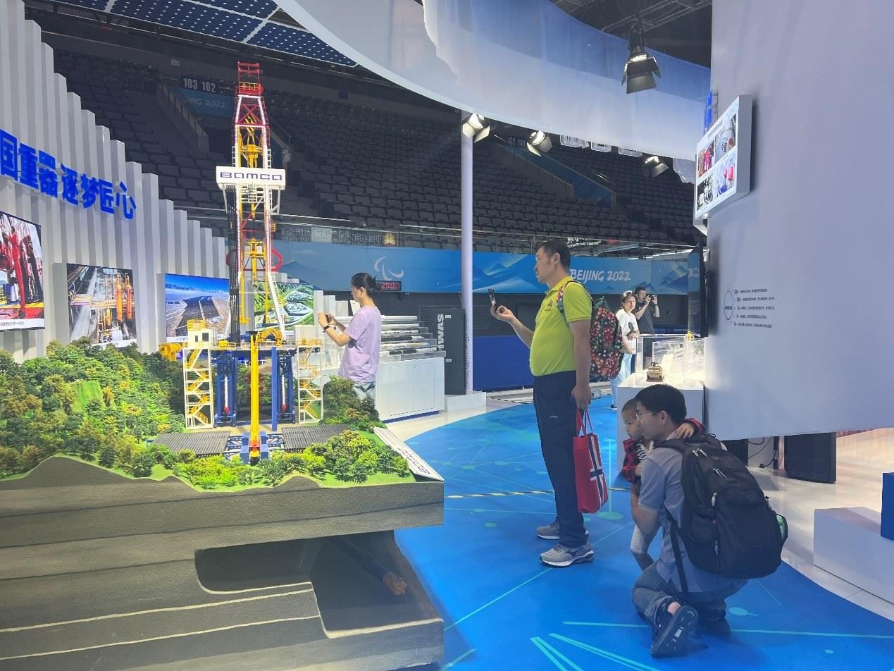 觀展群眾在國家體育館環(huán)境服務(wù)展區(qū)。人民網(wǎng) 歐陽易佳攝