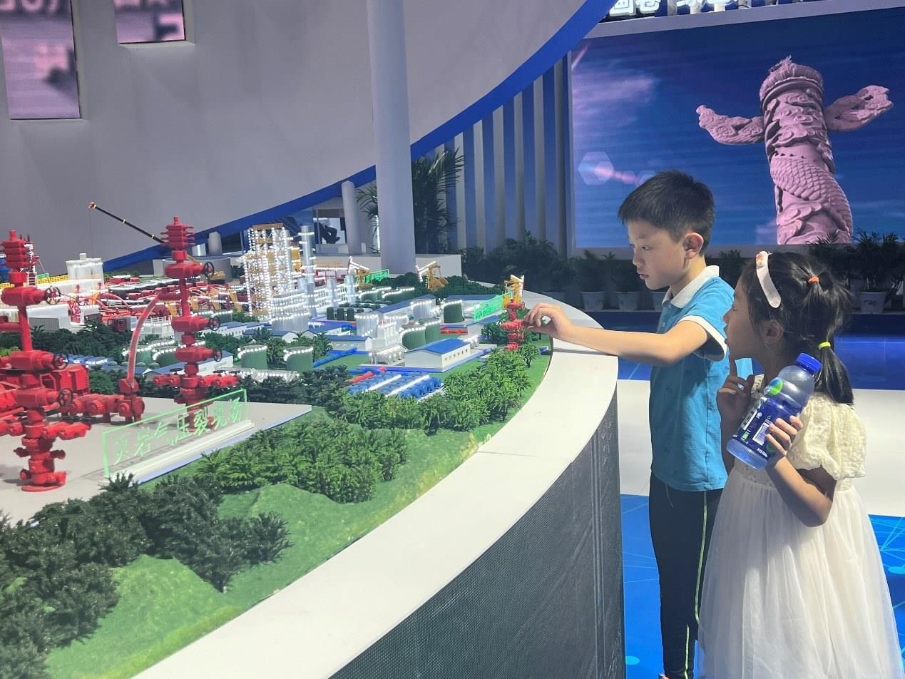 小朋友正在觀看展覽模型。人民網(wǎng) 歐陽易佳攝