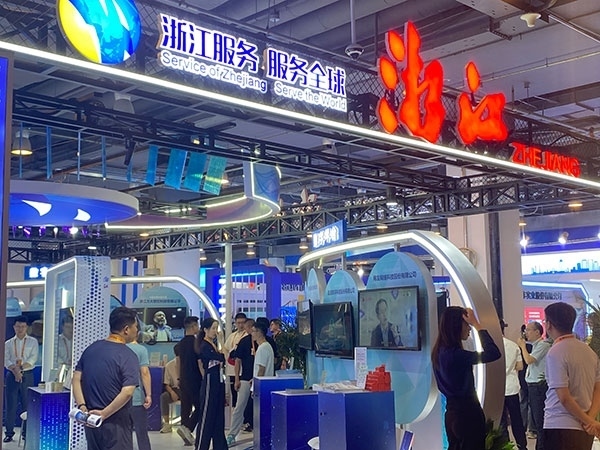 在浙江省交易團(tuán)展區(qū)，數(shù)字支付技術(shù)吸引了觀展群眾的目光。人民網(wǎng)記者 李彤?dāng)z