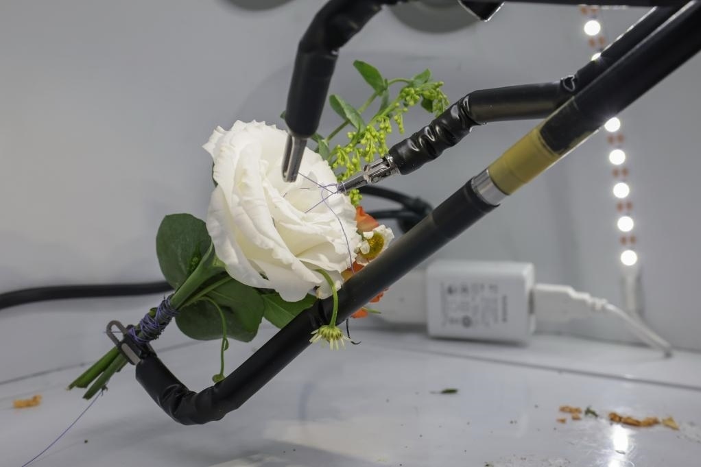 9月4日，在服貿(mào)會首鋼園區(qū)北京友誼醫(yī)院展臺，圖邁單臂腔鏡手術機器人用手術線打結。新華社記者 張玉薇 攝