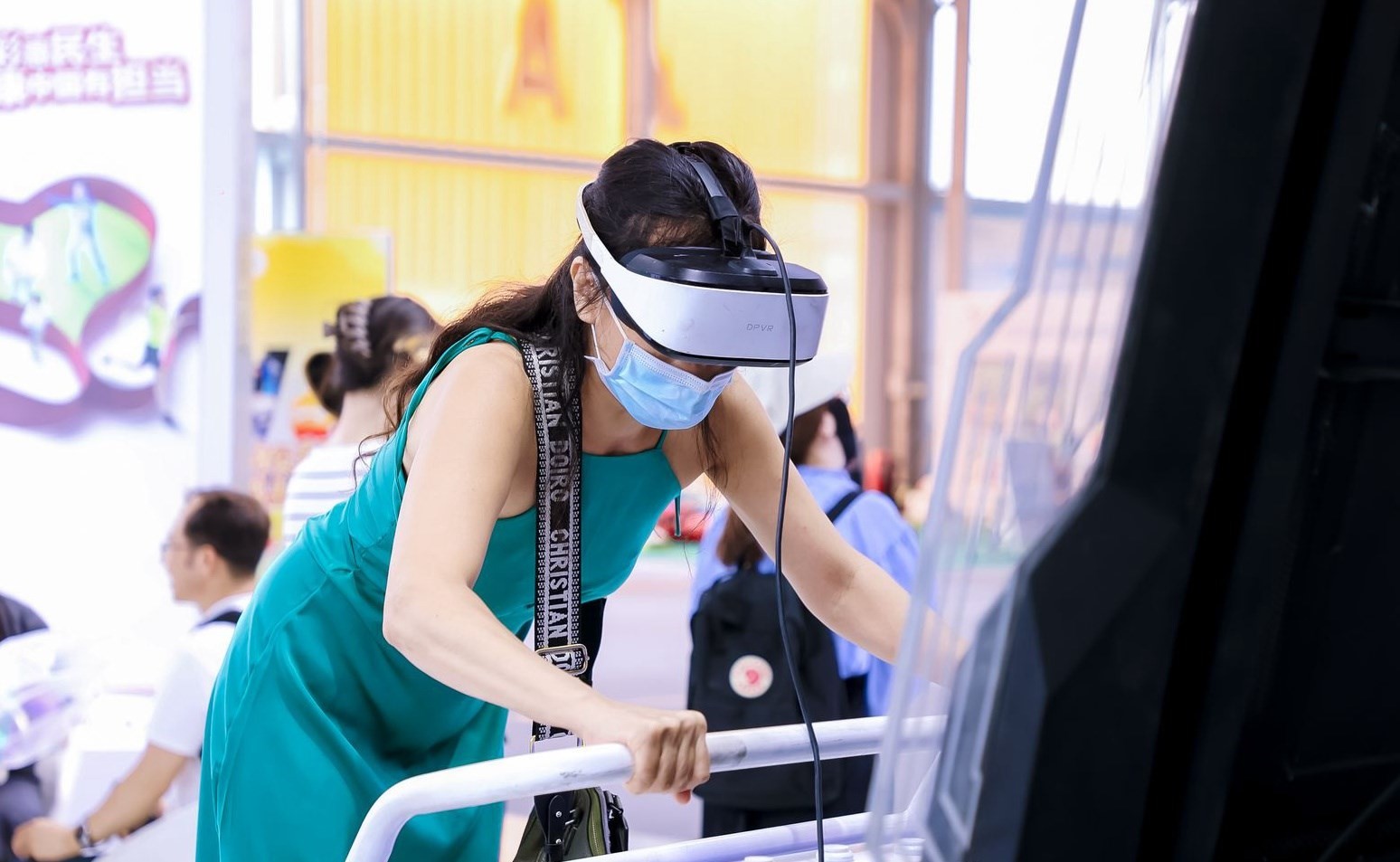 觀眾參與AI體驗。圖片來源：中國國際服務(wù)貿(mào)易交易會