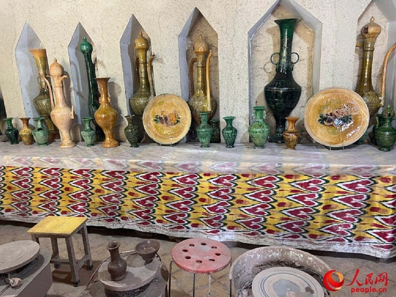 游客制作土陶體驗(yàn)區(qū)。人民網(wǎng)記者 常雪梅攝